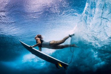 Sörf tahtası dalış altında dalga sörfçü kadınla