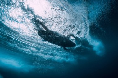 Sörfçü surfboard ile yüzmek mavi okyanus sualtı görüntüleme