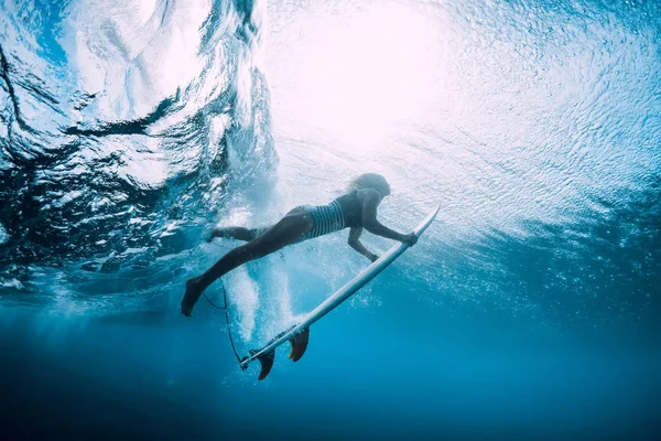 Surfer Γυναίκα Υποβρύχια Κατάδυση Surfgirl Κατάδυση Κάτω Από Κύμα Στον — Φωτογραφία Αρχείου