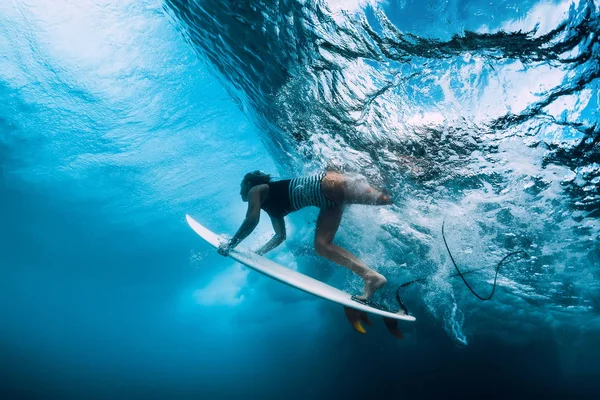 Mergulho Surfista Debaixo Água Surfgirl Mergulho Sob Onda Grande — Fotografia de Stock