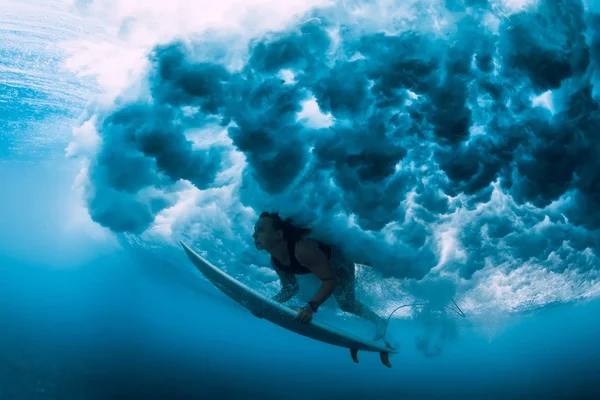 Surfista Menina Com Prancha Mergulho Subaquático Com Sob Onda Oceano — Fotografia de Stock
