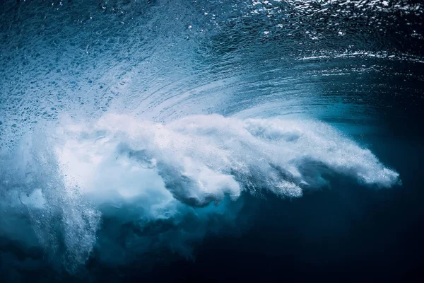 蓝色波浪水下与气泡 水下的海洋 — 图库照片