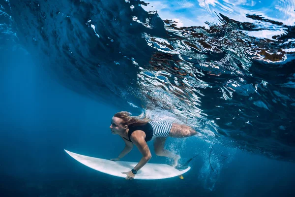 Surfer Κορίτσι Υποβρύχια Κατάδυση Surfer Κατάδυση Κάτω Από Μεγάλο Κύμα — Φωτογραφία Αρχείου
