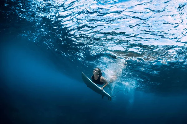 Surfermädchen Taucht Mit Surfbrett Unter Der Meereswelle — Stockfoto