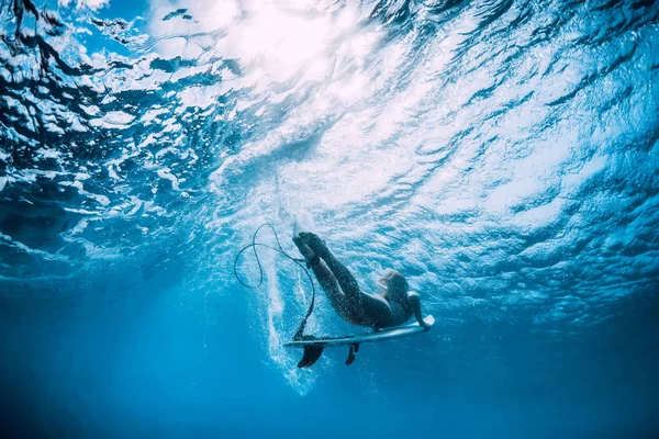 海の波の下でサーフボード ダイビング 水中でサーファーの女の子 — ストック写真
