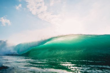 Okyanusta dalga kırılması. Bali Padang Padang, büyük dalga