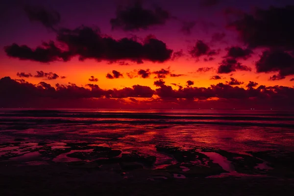 Στον Ωκεανό Κύματα Και Πολύχρωμο Ηλιοβασίλεμα Sunrise Στο Μπαλί — Φωτογραφία Αρχείου
