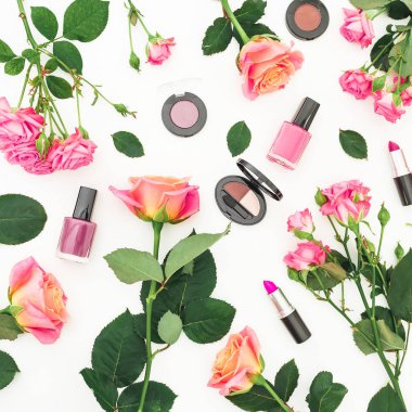 Kırmızı gül çiçekler ve beyaz arka plan üzerinde kozmetik makyaj güzellik kompozisyonu. Düz yatıyordu, en iyi görünümü.