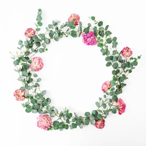 Blumenrahmen Mit Rosa Rosen Und Eukalyptuszweigen Auf Weißem Hintergrund Flache — Stockfoto