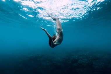 Çıplak ince kadın dalış sualtı mavi okyanus