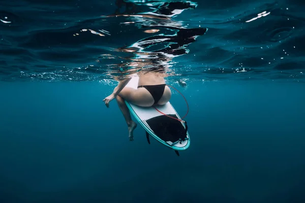 Surfer Κορίτσι Κάθονται Στη Σανίδα Του Σέρφιν Υποβρύχια Στο Μπλε — Φωτογραφία Αρχείου