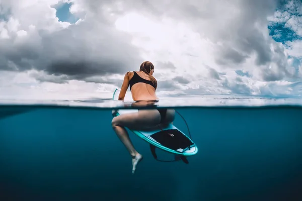 Девочка Серфингистка Сидела Доской Серфинга Синем Океане — стоковое фото
