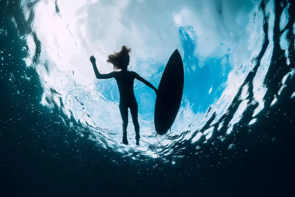 サーファー女性はサーフボードと一緒に泳ぐ 海でサーフィン女の子 — ストック写真
