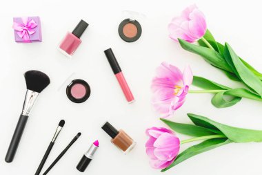 Pembe lale buketi ve beyaz arka plan üzerinde kozmetik güzellik kompozisyonu. Üstten görünüm. Düz yatıyordu.