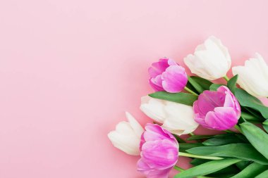 Buket pembe bir arka plan üzerinde beyaz ve Pembe çiçeklerden yapılmış. Bahar arka plan.