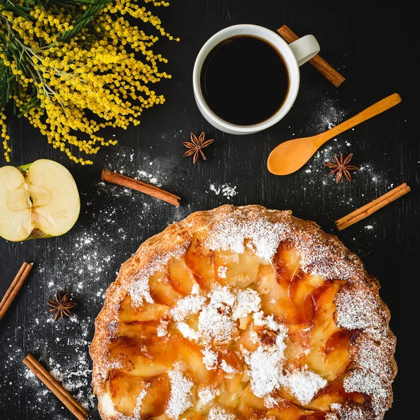 Torta Mele Con Tazza Caffè Mela Cannella Fiori Mimosa Sul — Foto Stock