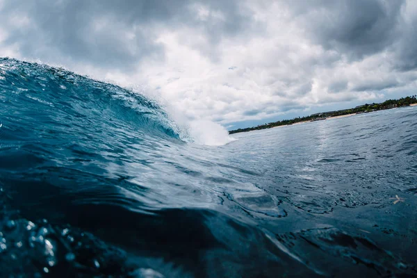 Mavi Dalga Okyanusu Son Dakika Dalga Bulutlu Gökyüzü — Stok fotoğraf