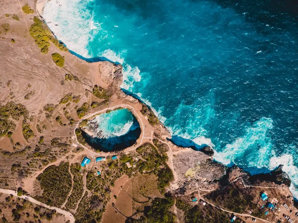 在努沙佩尼达岛破碎的海湾 空中无人机景观与岩石海岸和蓝色的海洋 — 图库照片