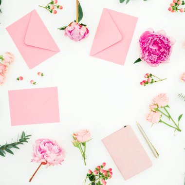 Çerçeve beyaz zemin üzerine kalemle peonies, okaliptüs, zarf ve günlüğü yaptı. Düz yatıyordu, en iyi görünümü.