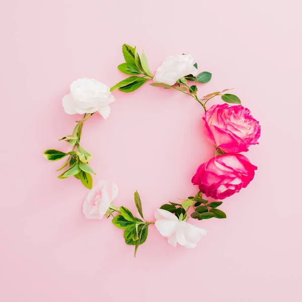 Цветочная Рамка Белых Красных Цветов Роз Листьями Розовом Фоне Плоский — стоковое фото