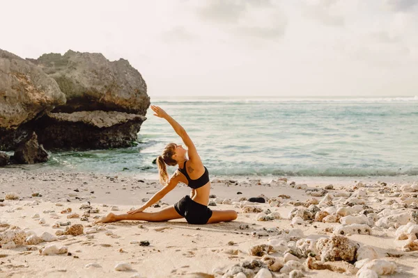Молодая Женщина Практикует Йогу Пляже Закатом Восходом Солнца — стоковое фото