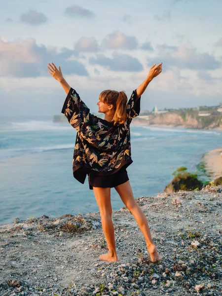 Jeune Femme Pratique Yoga Plage Avec Coucher Lever Soleil — Photo