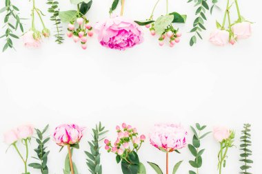 Pembe çiçekler, hypericum ve okaliptüs beyaz çerçeve çiçek. Düz yatıyordu, en iyi görünümü