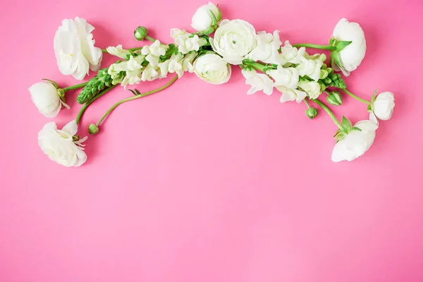 Цветочный Узор Белого Ранункула Дракона Цветов Тюльпана Розовом Фоне Плоский — стоковое фото