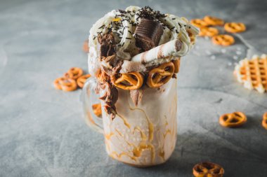 Damlayan sos, krema ve çikolata ile tatlı süt içecek