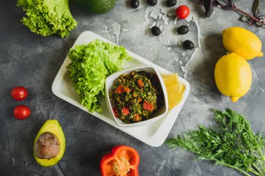 Salata sebze, avokado, limonlu. Düz ile lezzetli yemekler yatıyordu