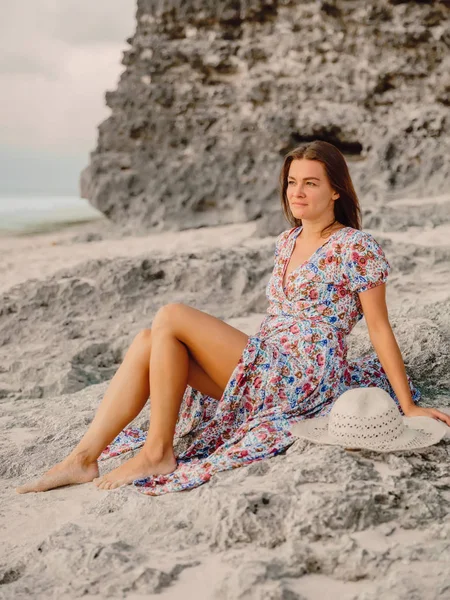 Приваблива Жінка Одязі Пляжі Заході Або Сході Сонця — стокове фото