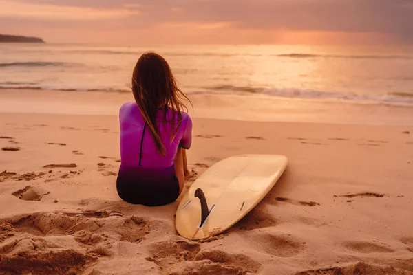 Surferin Frau Mit Surfbrett Entspannen Strand Bei Sonnenuntergang Oder Sonnenaufgang — Stockfoto