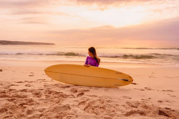 Surfer Mädchen Mit Surfbrett Strand Bei Sonnenuntergang — Stockfoto