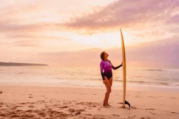 Серфер Жінка Позує Дошкою Серфінгу Пляжі Заході Або Сході Сонця — стокове фото