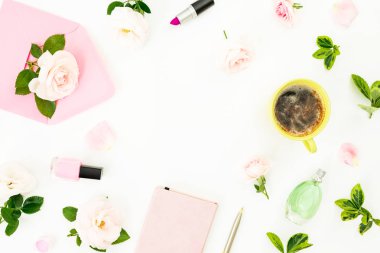 Çiçek, pembe zarf, kahve kupa, kozmetik ve beyaz zemin üzerine aroma ile kompozisyon. Düz yatıyordu, en iyi görünüm. Kadın gün kopya alanı kavramı