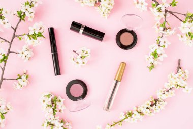 Bahar çiçek, pembe arka plan izole kozmetik ile. Düz yatıyordu, en iyi görünüm. Bahar zaman arka plan.