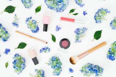 Ortanca çiçek ve beyaz arka plan üzerinde kozmetik güzellik kompozisyon. Düz yatıyordu, en iyi görünümü.