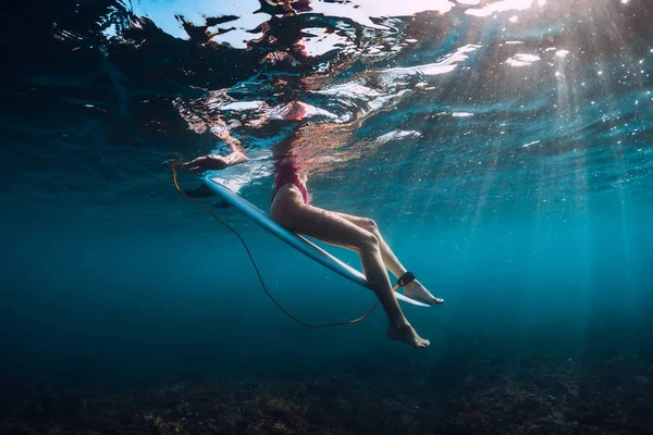 Surf Νεαρό Κορίτσι Στο Σανίδα Του Σέρφιν Υποβρύχια Στον Ωκεανό — Φωτογραφία Αρχείου