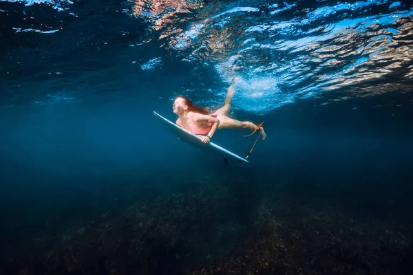 Surfer Κορίτσι Υποβρύχια Κατάδυση Σανίδα Του Σερφ — Φωτογραφία Αρχείου