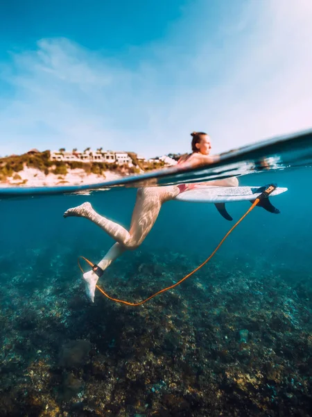 Chica Surf Joven Tabla Surf Bajo Agua Océano — Foto de Stock