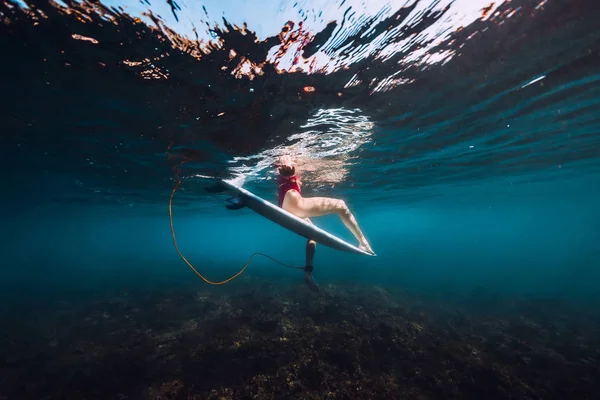 Surf Νεαρό Κορίτσι Στο Σανίδα Του Σέρφιν Υποβρύχια Στον Ωκεανό — Φωτογραφία Αρχείου