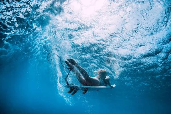 Atraente Surfista Menina Mergulho Subaquático Com Onda Subaquática — Fotografia de Stock