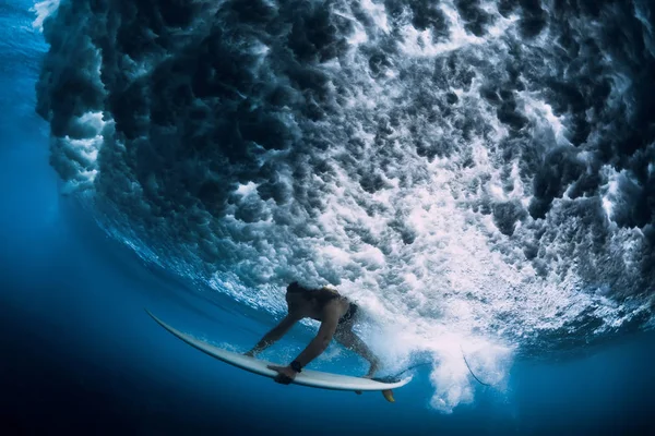 Surfista Atraente Mulher Mergulho Subaquático Com Sob Onda Grande — Fotografia de Stock