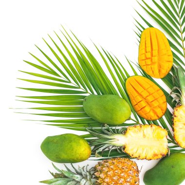 Ananas ve mango meyve palm ile tropikal çerçeve beyaz zemin üzerine bırakır. Düz yatıyordu, en iyi görünümü.