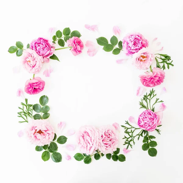 Floraler Rahmen Aus Rosa Rosen Und Blättern Auf Weißem Hintergrund — Stockfoto
