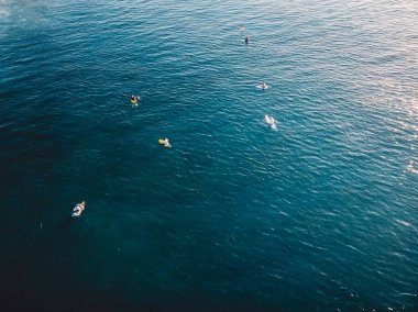 Okyanus bekleyen dalga Surfers. Drone ile havadan görünümü