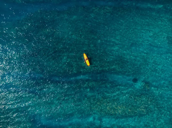 Letecký Pohled Ženou Surfující Vlně Modrém Oceánu Pohled Shora — Stock fotografie