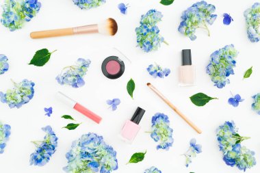 Ortanca çiçek ve beyaz arka plan üzerinde kozmetik güzellik kompozisyon. Düz yatıyordu, en iyi görünümü.