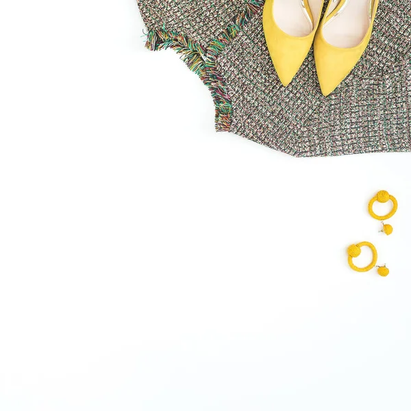 女性の布とアクセサリー 黄色の靴 イヤリング 白い背景の上にセーター フラット横たわっていた トップ ビュー — ストック写真