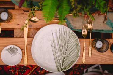 Mumlar, tabloyla şık Düğün yemekleri ve bitki. Düğün rustik yemeği